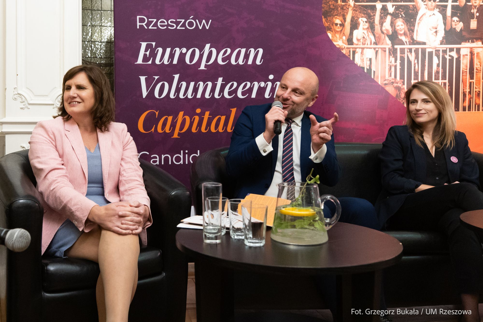 zdjęcie z uroczystości wybor&oacute;w  Ambasador&oacute;w Europejskiego Centrum Wolontariatu